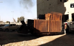 Cảnh phiến quân IS chui vào xe ủi đất đi đánh bom liều chết
