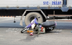 Xe tải lao thẳng vào hai người phụ nữ đi xe máy
