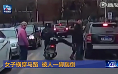 Video: Thanh niên đi xe máy "ngứa" chân vô cớ đạp ngã cô gái