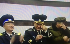 Quan chức Triều Tiên òa khóc khi phóng vệ tinh thành công