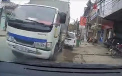 Xe tải mất phanh, đi "giật lùi" lao vào nhà dân ở Lạng Sơn