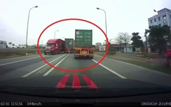 Video: Container lấn làn vượt sai khiến 3 xe ép nhau suýt chết