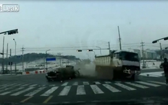 Video: Xe tải đâm nát ô tô con, suýt cán chết người đi bộ