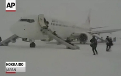 Máy bay gặp sự cố, hành khách thoải mái "đi cầu trượt"