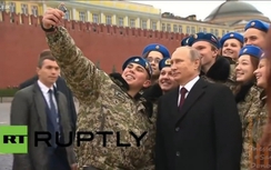 Ông Putin chụp ảnh "tự sướng" với binh sĩ ở Quảng trường Đỏ