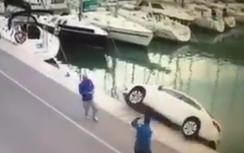 Video: Lùi xe bất cẩn, ô tô lao thẳng xuống biển