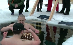 "Run rẩy" xem đánh cờ vua dưới làn nước lạnh 0 độ