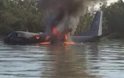 Video: Máy bay Malaysia rơi xuống bờ biển, bốc cháy ngùn ngụt