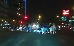 Video: Va chạm giao thông, các thanh niên lao vào "choảng" nhau dữ dội