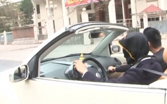 Hãi hùng thanh niên bịt mắt lái ôtô mui trần trên đường Hà Nội