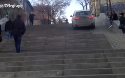 Video: Sốc cảnh BMW "leo" cầu thang bộ để đi tắt