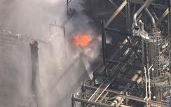 Video: Nhà máy lọc dầu ở Mỹ nổ kinh hoàng