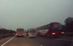 Video: Xe khách phóng ngược chiều trên cao tốc Nội Bài - Lào Cai