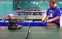Video: Bé 2 tuổi đánh bóng bàn "siêu đẳng"