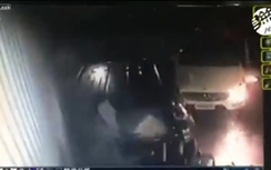 Video: Phóng "như điên" trong ngõ, Mercedes gây tai nạn