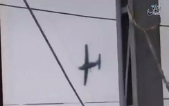 Khoảnh khắc máy bay Iraq bị IS bắn rơi lao thẳng xuống đất