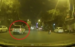 Ô tô vượt đèn đỏ, phóng như "điên" trên phố Hà Nội