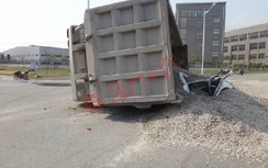 Hoảng hồn 50 tấn sỏi đá từ xe tải đè chết người trong ôtô