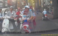 Video: Bố đèo hai con không mũ đối đầu ô tô