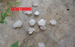 Mưa đá làm thủng mái nhà ở Tuyên Quang