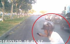Video:Thanh niên Sài Gòn suýt bị ô tô đâm vì mải nghe điện thoại