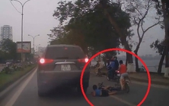 Video: Ngã trước đầu ô tô, bé trai "suýt chết"