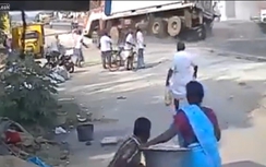 Video: Container mất lái đâm văng người đi đường, làm sập nhà dân