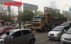 Video: Hiện trường xe tải cán chết người phụ nữ trước BX Mỹ Đình