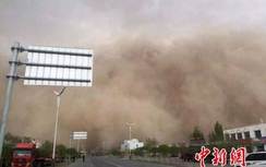 Video: Bão cát "nuốt chửng" thành phố ở Trung Quốc