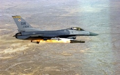 Xem "rắn hổ lục" F-16 nhào lộn, phóng tên lửa phá hủy mục tiêu
