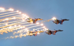 Hiệp sĩ Su-27 tung tuyệt chiêu trên bầu trời Nga