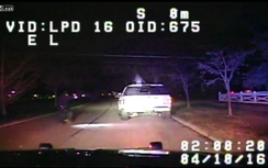 Video: Tài xế rút súng bắn xối xả cảnh sát khi bị dừng xe