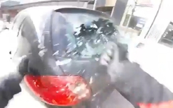 Video: Chủ xe máy đấm vỡ kính ô tô vì bị cán qua chân