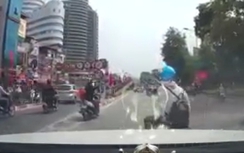 Video: "Ninja vồ ếch" giữa đường Hà Nội vì thiếu quan sát