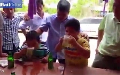 Hai cậu bé 7 tuổi ở Bình Phước thi uống bia lên báo Tây