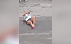 Cô gái tấn công tình địch, bị tông xe gãy chân