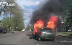Video: Ô tô bốc cháy ngùn ngụt giữa đường vì tài xế hút thuốc