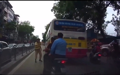 Video: Đi sau xe buýt né chốt 141, bị CSGT "tóm sống"