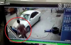 Video: Thản nhiên đánh xe vào garage đâm gãy tay thợ sửa xe