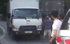 Video: Vác điếu cày lao vào đánh nhau vì tắc đường tại Lào Cai