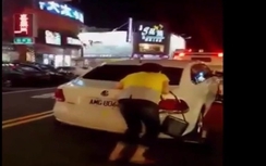 Nữ tài xế "đánh đu" khi bị cảnh sát đưa về trụ sở