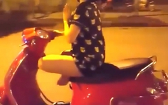 Video:Thiếu nữ vừa lái xe máy vừa tạo dáng ngồi thiền giữa phố HN