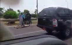 Video: Nguy kịch vì phi xe máy vào đường cao tốc Thăng Long-Nội Bài