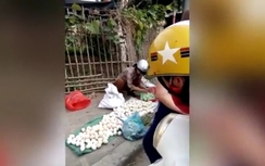 Video: Bị người dân "quây" vì nghi bán trứng gà giả giữa phố HN