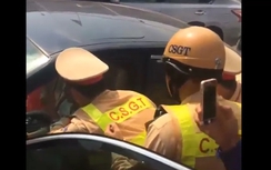 CSGT Hà Nội dùng búa giải cứu tài xế ngất lịm trong xe BMW