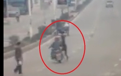 Video: Khó tin cảnh cô gái đi bộ "húc" văng xe máy
