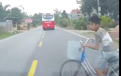 Đạp xe sang đường, bé trai bị ô tô đâm văng ở Thái Nguyên