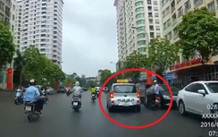 Video: Taxi mở cửa bất cẩn ép ngã xe máy giữa phố Hà Nội