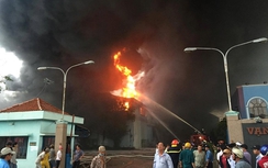 Sài Gòn: Nhà máy nệm Vạn Thành cháy dữ dội nhiều giờ