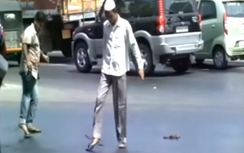 Video: Ấn Độ nắng nóng, dép "chảy" dính chặt xuống mặt đường